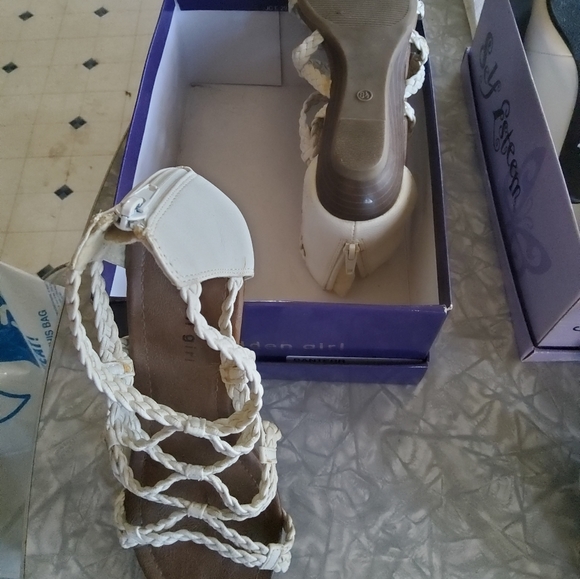 Shoes - Picture 8 of 9